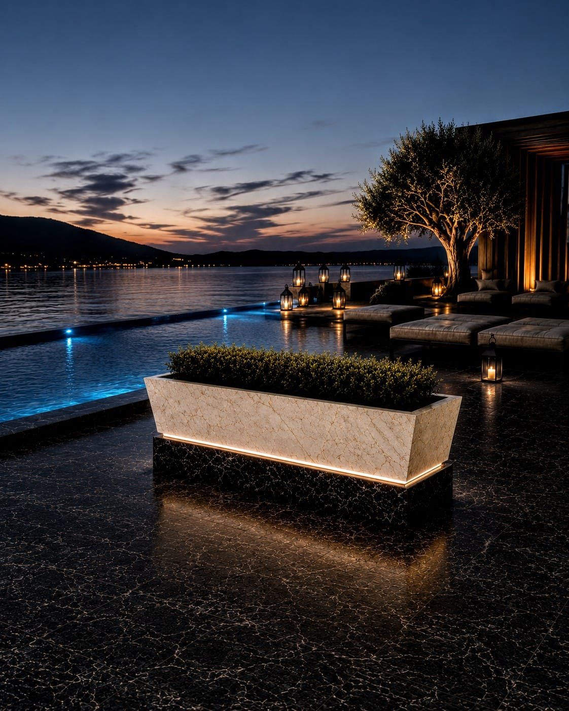 ELEVATE luxury vase